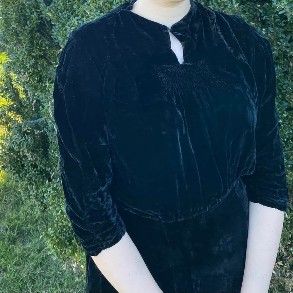 Antique 1930s black velvet dress - Picture 3 of 3